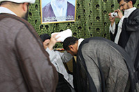 تشرف أحد  طلبة مدرسة الشهيد السيد محمد باقر الصدر (قدس سره) للعلوم الإسلامية في النجف الأشرف  بارتداء الزي الحوزوي المبارك على يد سماحة آية الله السيد نور الدين الاشكوري (حفظه الله)