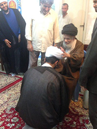 تشرف أحد  طلبة مدرسة الإمام الشهيد السيد محمد باقر الصدر (قدس سره) للعلوم الإسلامية في قم المقدسة بارتداء الزي الحوزوي المبارك على يد سماحة آية الله العظمى السيد كاظم الحسيني الحائري (دام ظله)